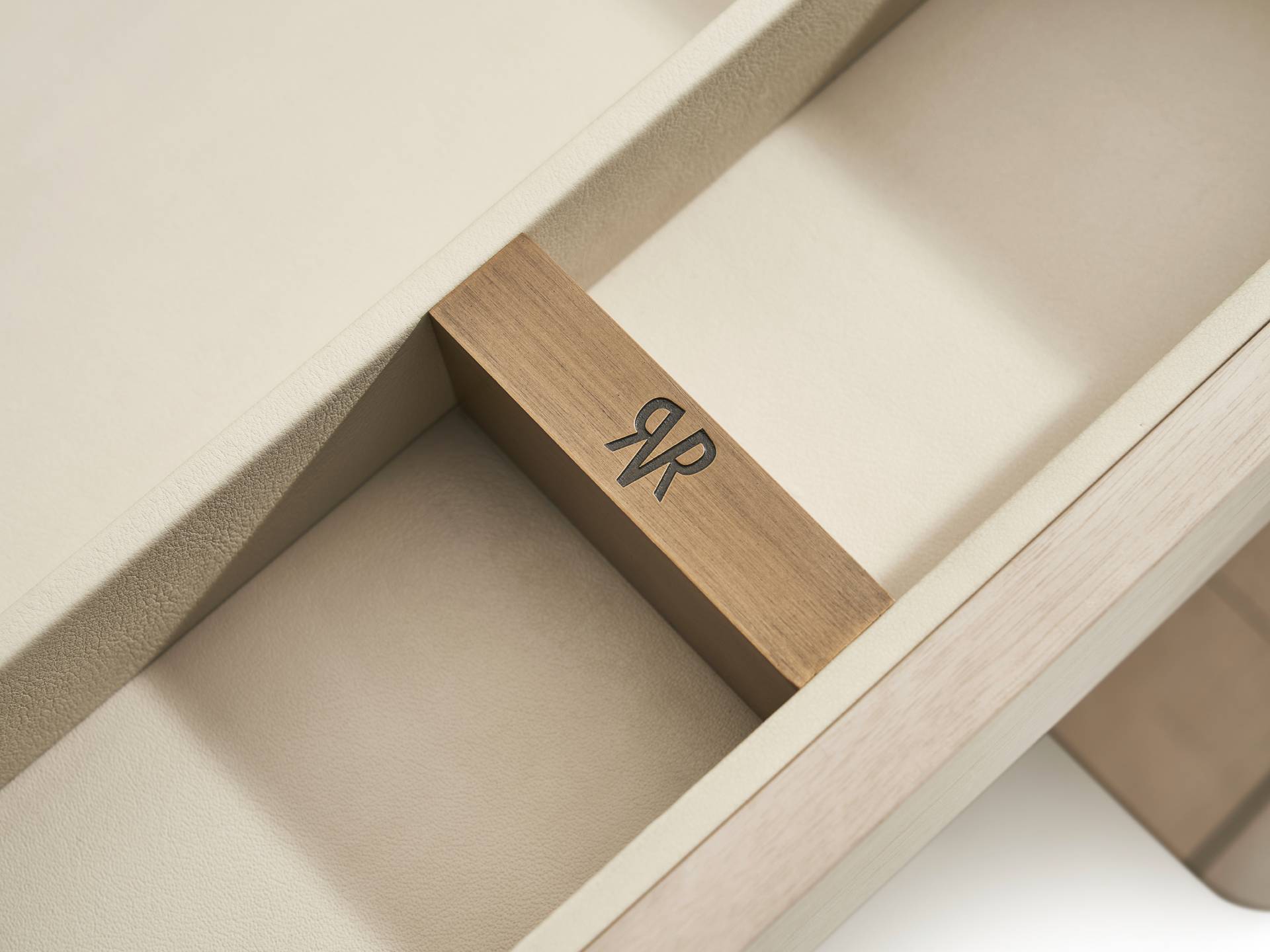 RAVOH-MUSEUM-SCULPT-HIGH-SIDEBOARD-05