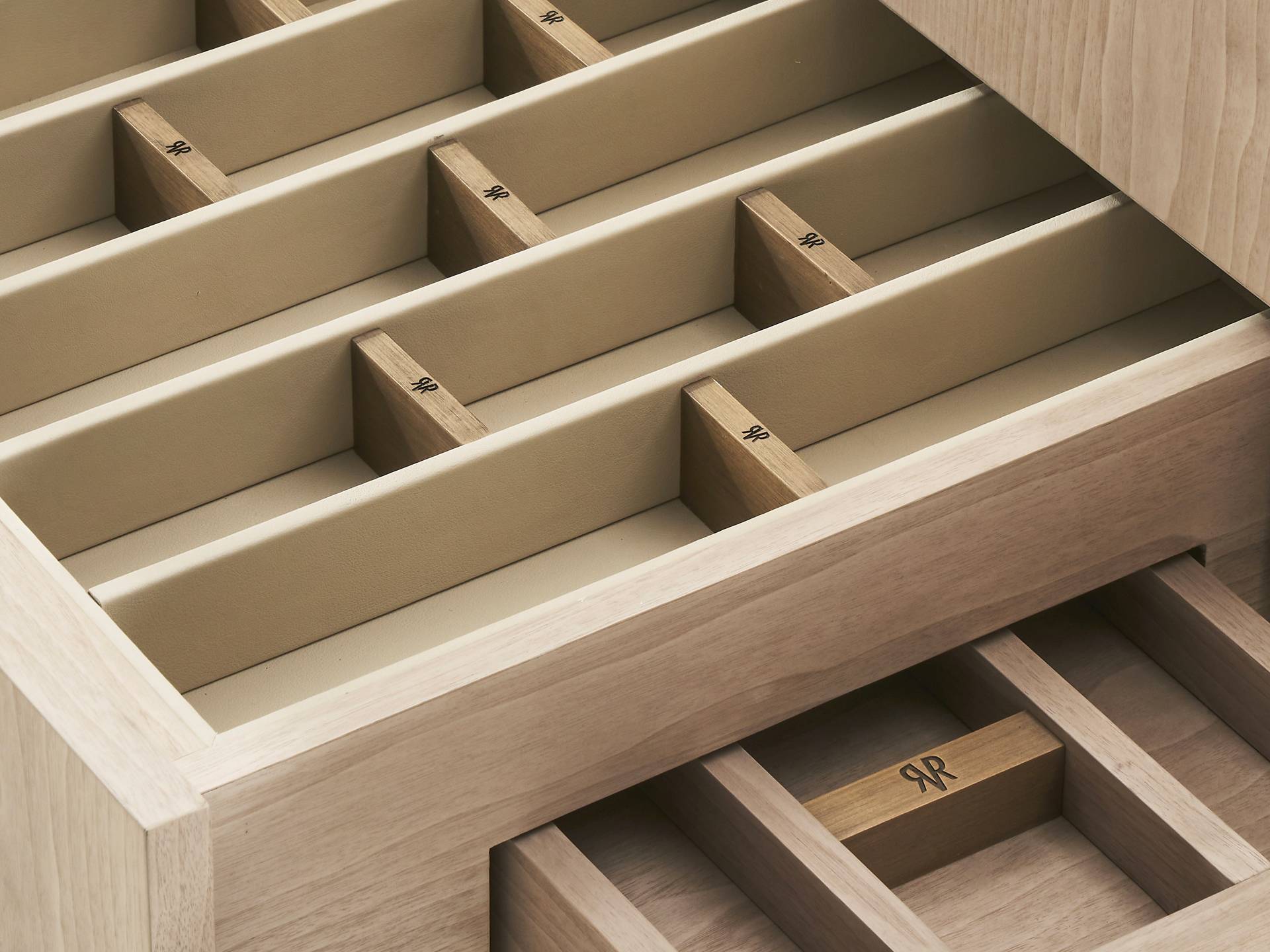 RAVOH-MUSEUM-SCULPT-HIGH-SIDEBOARD-04